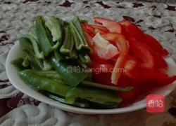 青红椒炒香肠的做法图解4
