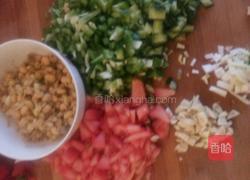 蒜容三色炒饼的做法图解1