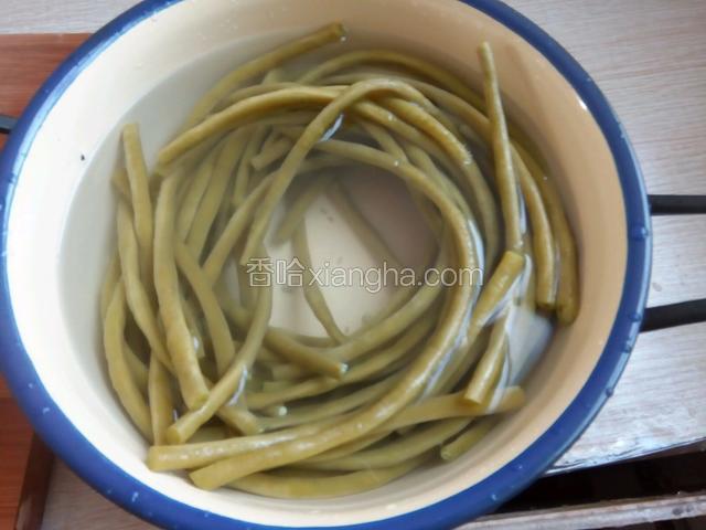 几个小时以后，缸豆已经变色了