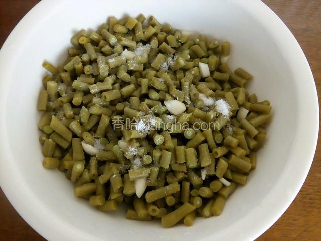 装进碗里，加盐多一点，腌制到晚上