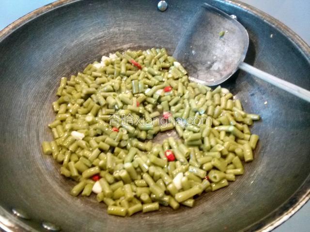 倒入缸豆翻炒