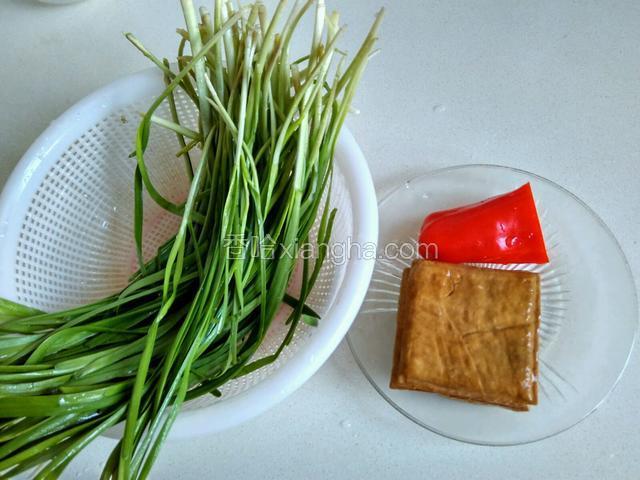 韭菜，香干，红椒都洗净
