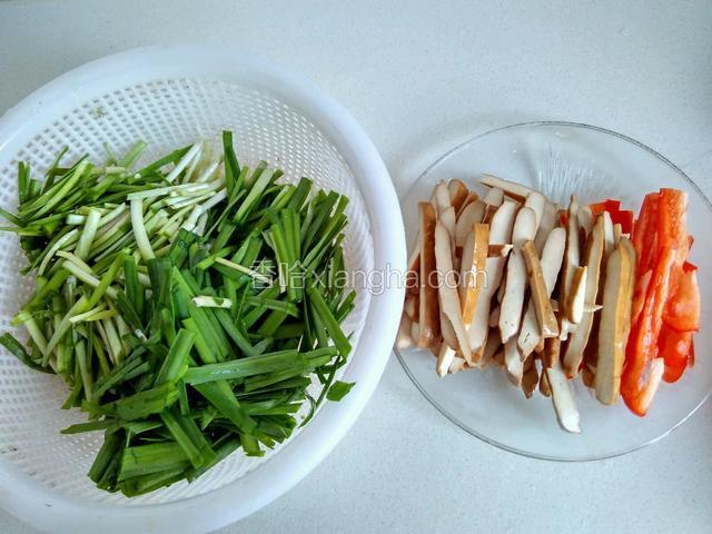 韭菜切段，香干切丝，红椒切丝