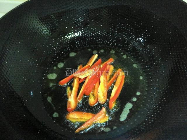 锅里油烧热，倒入红椒炒匀