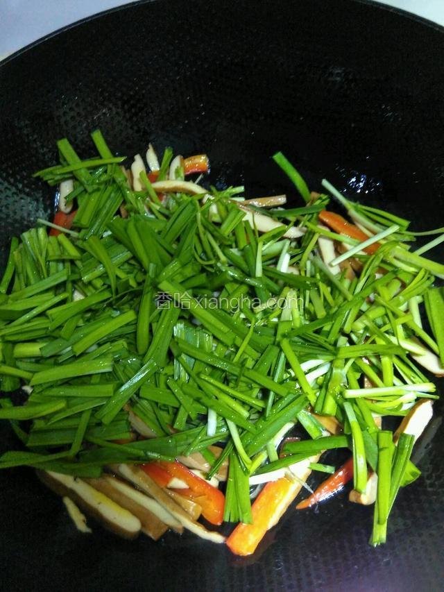 接着倒入韭菜，加盐炒匀即可