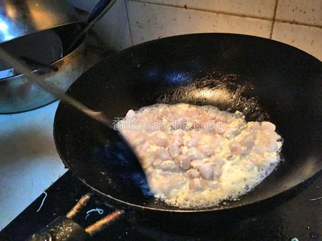 加盐，翻炒发白，添水。