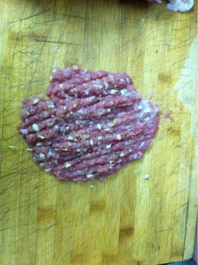如图：将猪肉加入一个蒜头剁成肉末