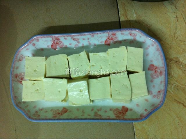 如图：将豆腐一块分为四小块，放在盘子上