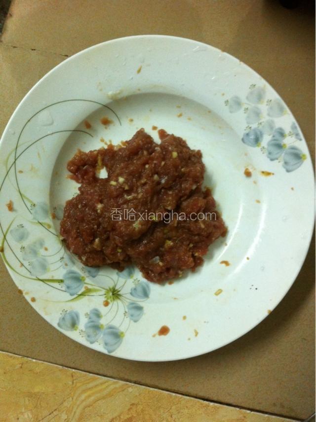 如图：将肉末用生抽，老抽，盐，生粉搅拌均匀