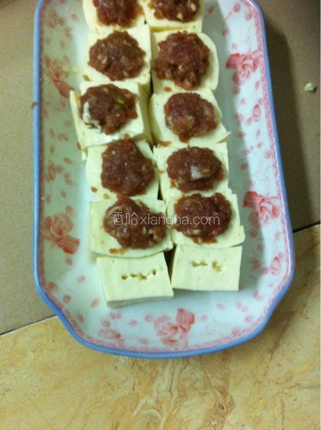 如图：在豆腐中间划一横，不完划破了，将肉案在豆腐里面