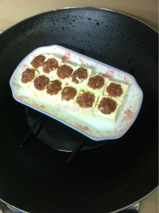 如图：酿好豆腐，锅内放适量水。大火烧开，中小火7分钟