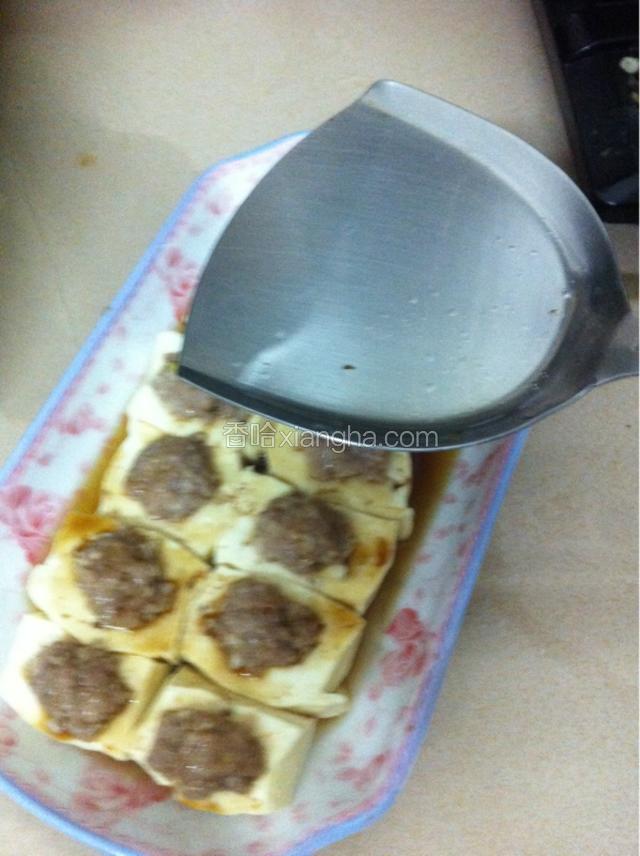 如图：淋上酱油，在淋上热油