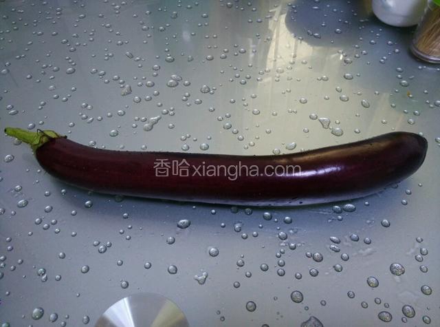 把茄子洗净，切成四瓣。