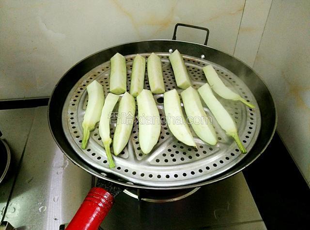把水烧开，放入茄子，蒸7分钟。