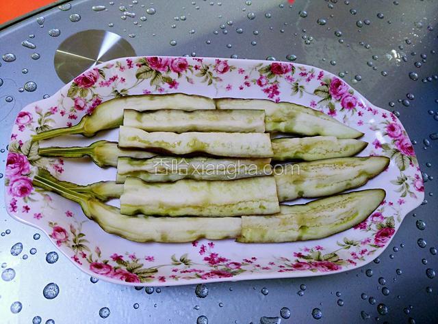 再将蒸好的茄子，装入盘内摆好。