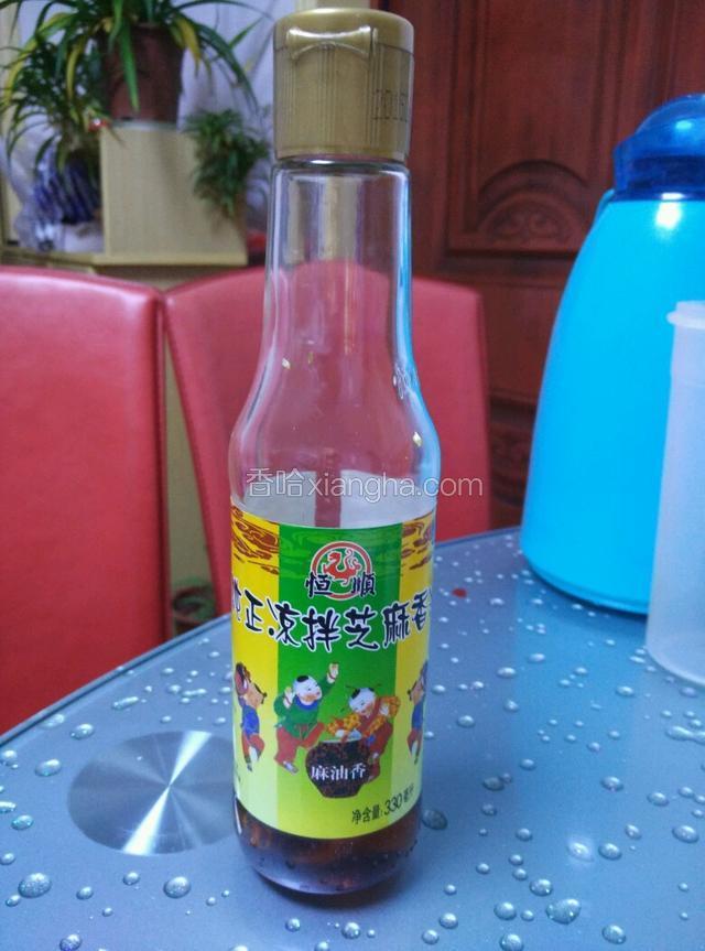 最后，撒上芝麻油。