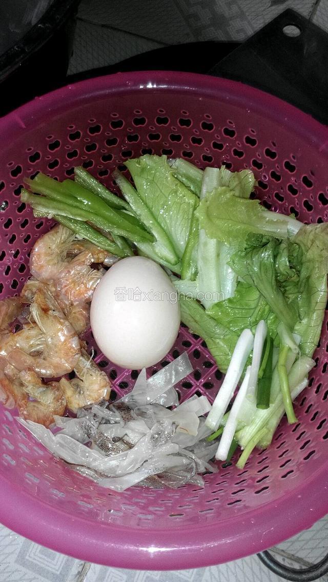 食物准备好洗干净，虾干切去头和尾 ，鱿鱼干切条，葱切段，生菜切两段