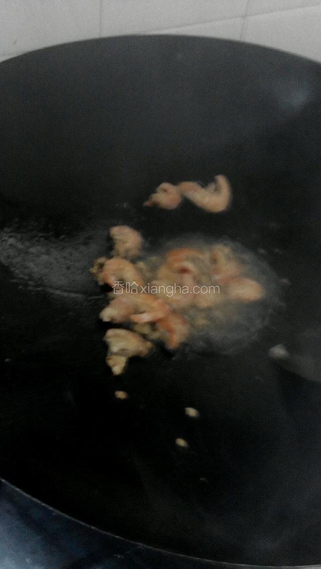 锅里下油，先把虾干爆香，再下鱿鱼干爆炒一下，