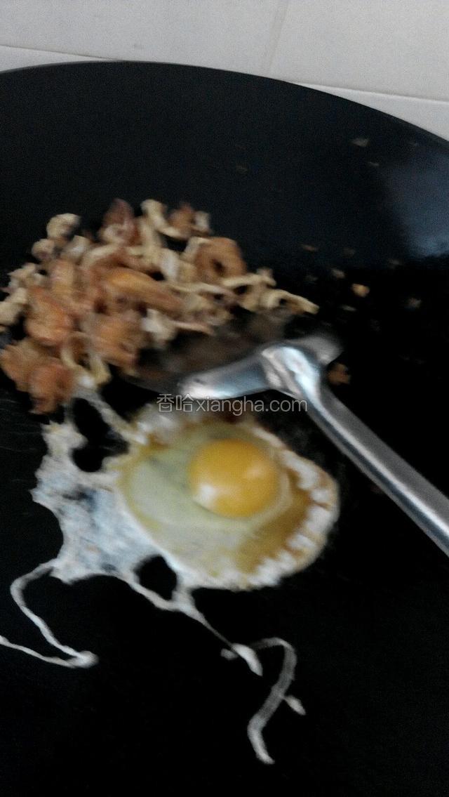 把爆好的虾干和鱿鱼干搞旁边，下鸡蛋煎熟