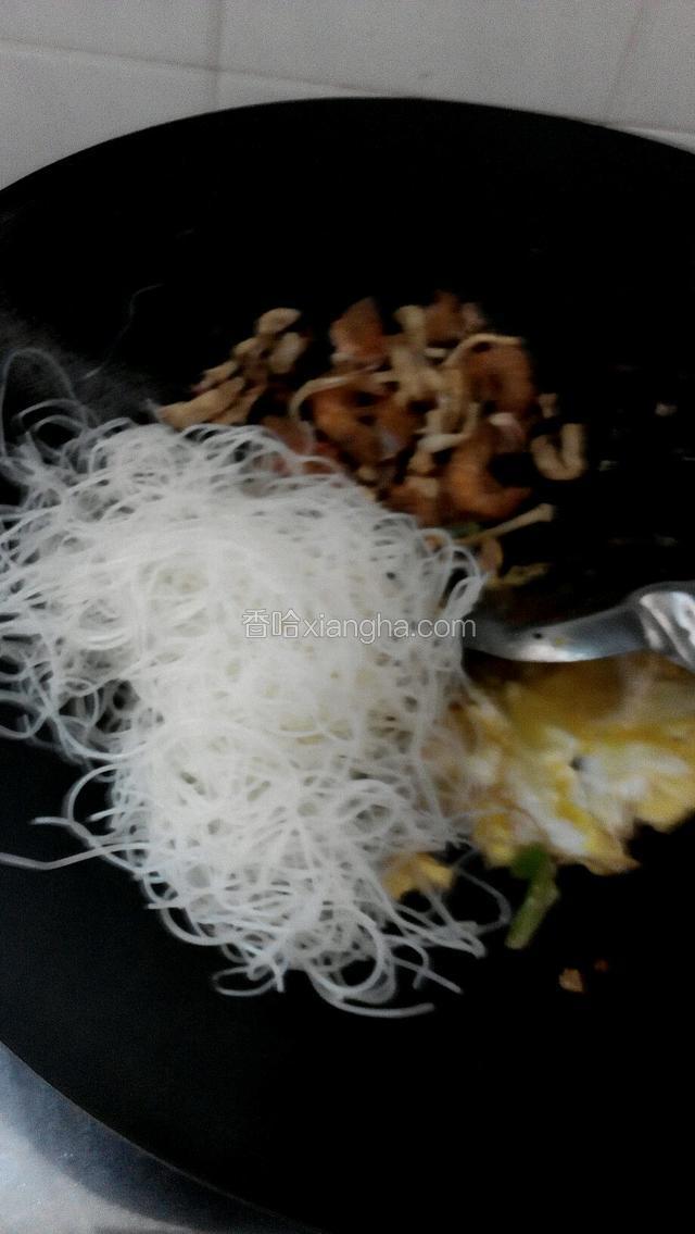 再下粉丝翻炒，炒制丝粉变软，（下了米粉炒火要大）