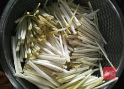 蒜黄炒肉的做法图解2