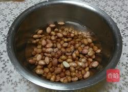 水煮五香花生米的做法图解1