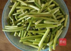 肉片炒蒜苔的做法图解1