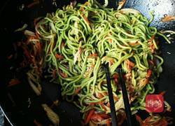 绿色炒面的做法图解16