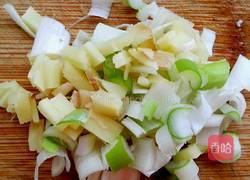 猪肉酸菜炖粉条的做法图解2