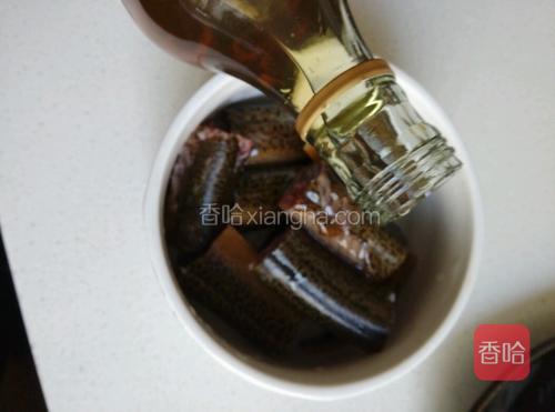 放入碗中，加盐，胡椒粉，多加点料酒腌制半小时