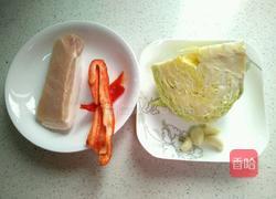 包菜炒五花肉的做法图解1