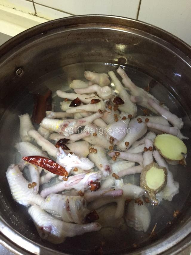 倒入鸡脚，再次锅开煮10分钟。