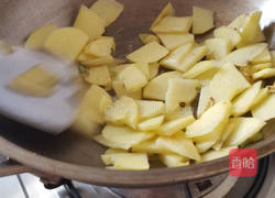 青椒炒土豆片的做法图解2