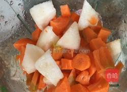 胡萝卜雪梨汁的做法图解3