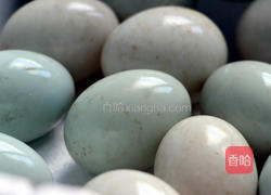 自制流油咸鸭蛋的做法图解1