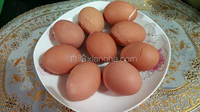 开锅煮5分钟，捞盘里，鸡蛋晾晾，磕坏外面壳，哈哈，煮坏一个鸡蛋，我单独拿出来啦，如图