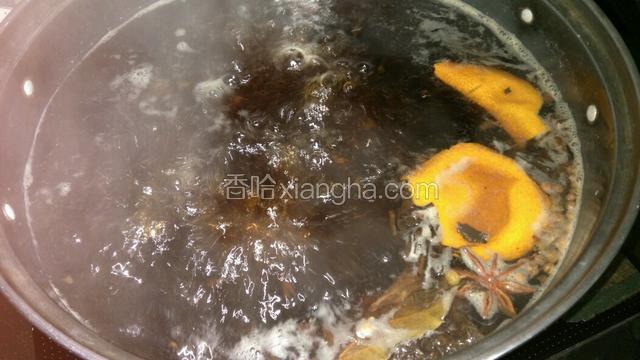 锅里换干净水，将材料倒入，开锅煮，如图
