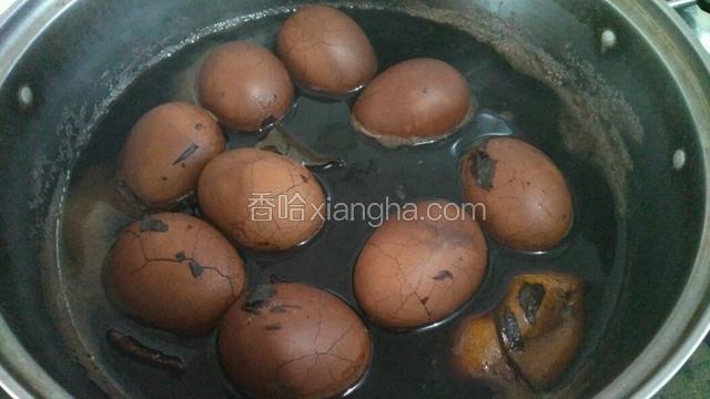 煮好的鸡蛋关火，如图