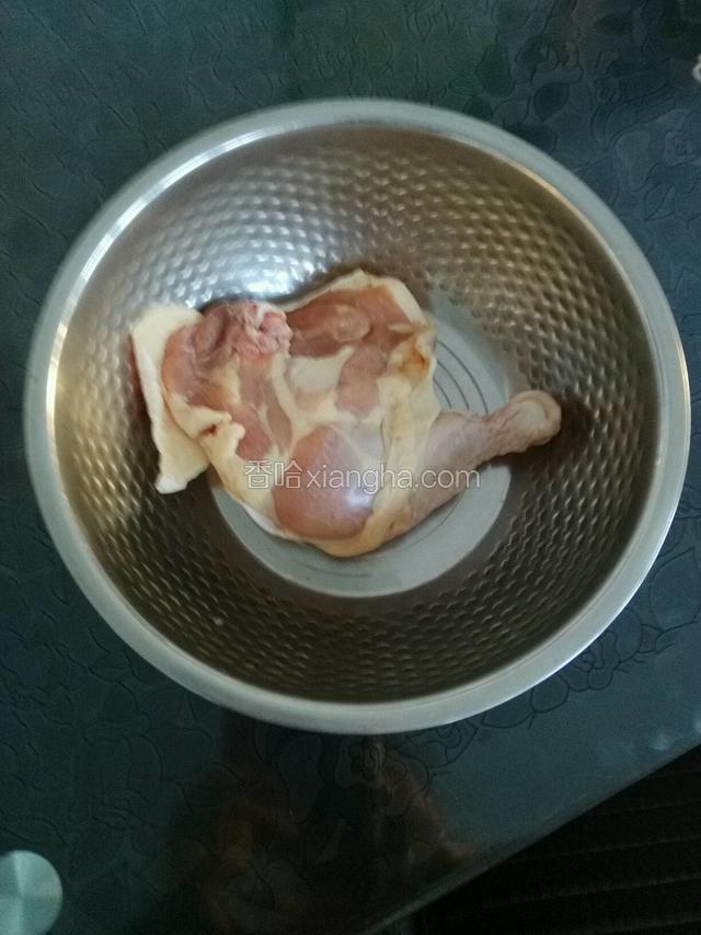 鸡腿肉1个备用。