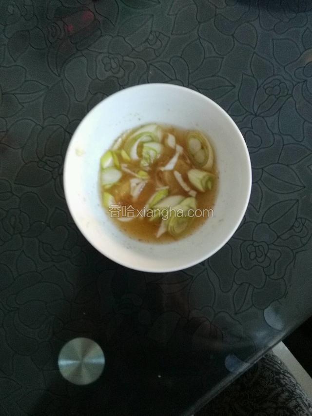 切葱姜放小碗里，加料酒，盐鸡粉花椒面调汁。
