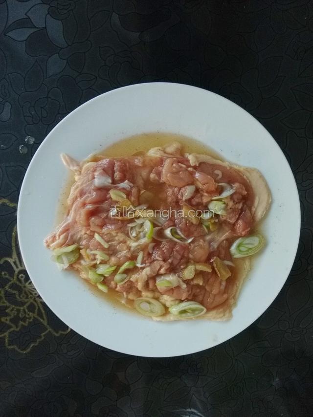 把调好的汁倒入鸡腿肉里，充分拌匀，腌制1小时。