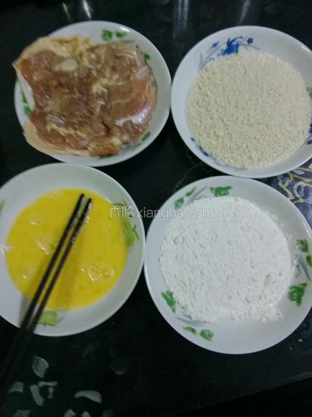 把鸡蛋打散，面粉，面包糠备好。