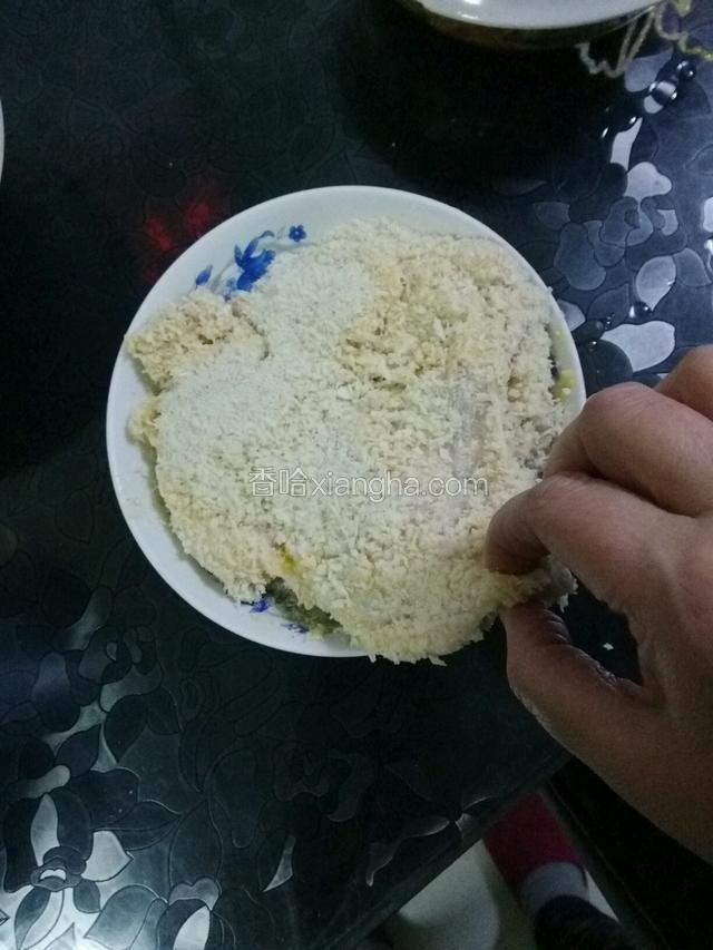 先沾面粉，再沾蛋液，可以再沾一遍面粉和蛋液，最后沾面包糠。
