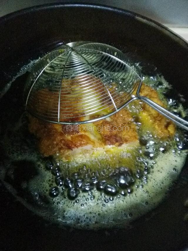 锅中烧油，油热六成放入沾好面包糠的鸡肉炸制，待变变黄色炸另一面即可。