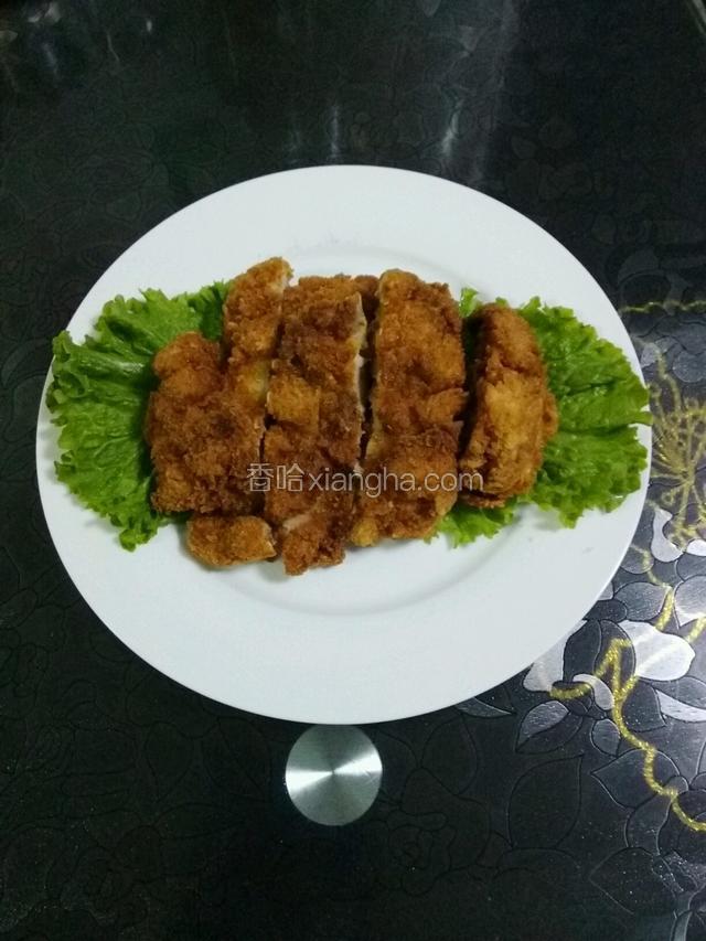 炸好后，取出切开装盘。
