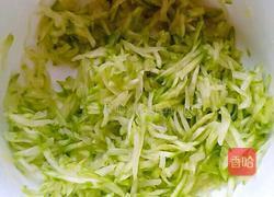 西葫芦丝饼的做法图解1