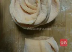 Illustration of how to make carrot flower rolls 6