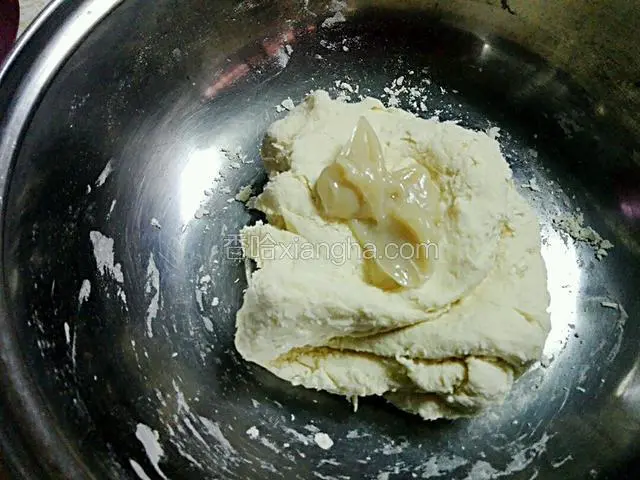 然后弄成一团，分两次加入猪油