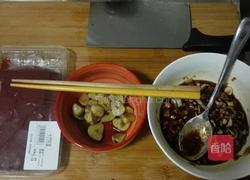 腊八蒜炒猪肝尖的做法图解1