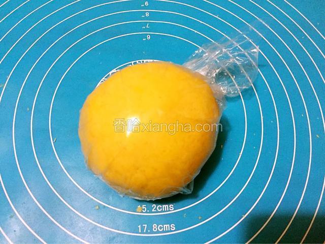 使劲揉成面团，用保鲜膜包上放冰箱冷藏一小时